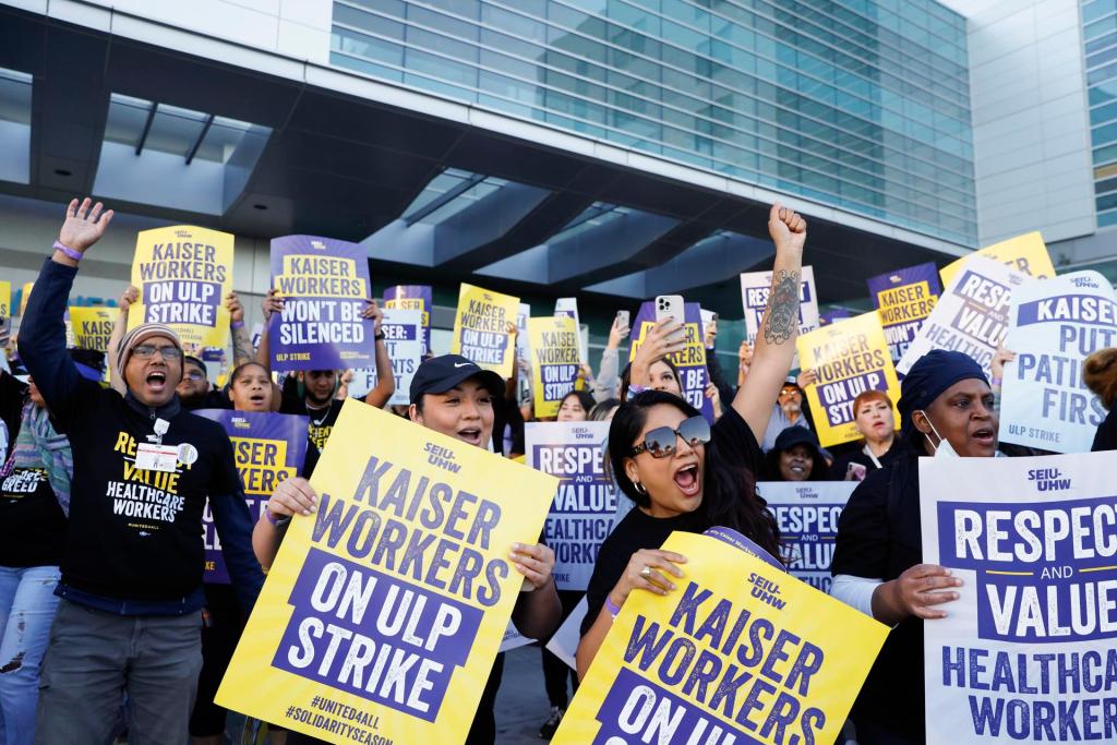 Trabajadores de la salud sindicalizados de Kaiser Permamente protestan a las afueras de Los Angeles Medical Center en Los Ángeles (EE.UU.). EFE/EPA/CAROLINE BREHMAN
