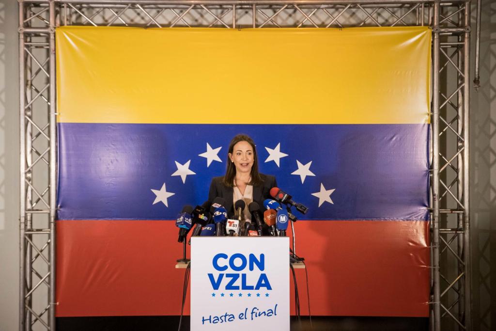 La exdiputada María Corina Machado, ofrece declaraciones a periodistas ayer, en Caracas (Venezuela). EFE/ Miguel Gutiérrez
