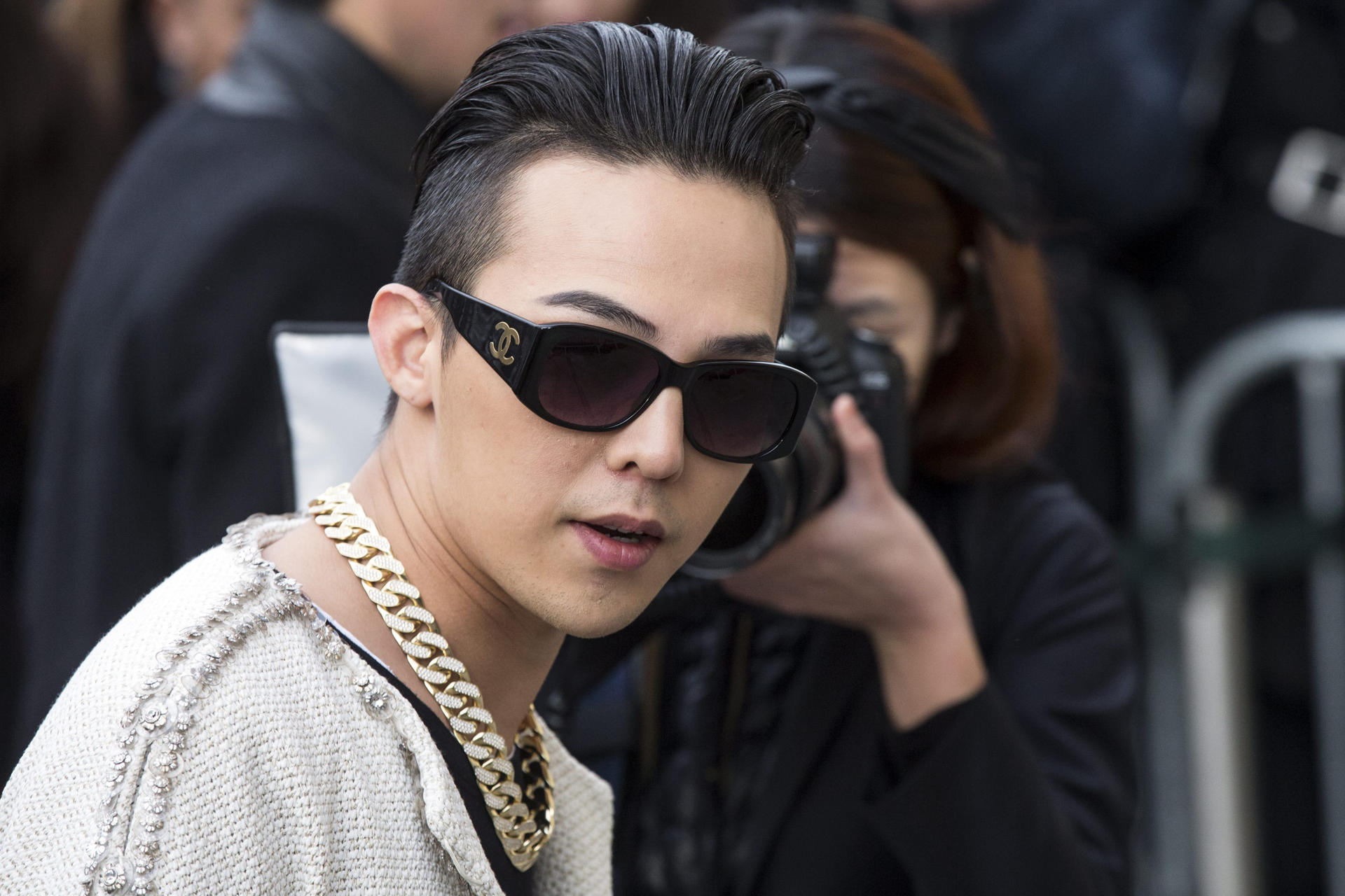 South Korean singer Kwon Ji Yong, aka G-Dragon, arrives for the presentation of the Spring/Summer 2015 Haute Couture collection by German designer Karl Lagerfeld for Chanel during the Paris Fashion Week, in Paris, France, 27 January 2015. EFE-EPA FILE/ETIENNE LAURENT