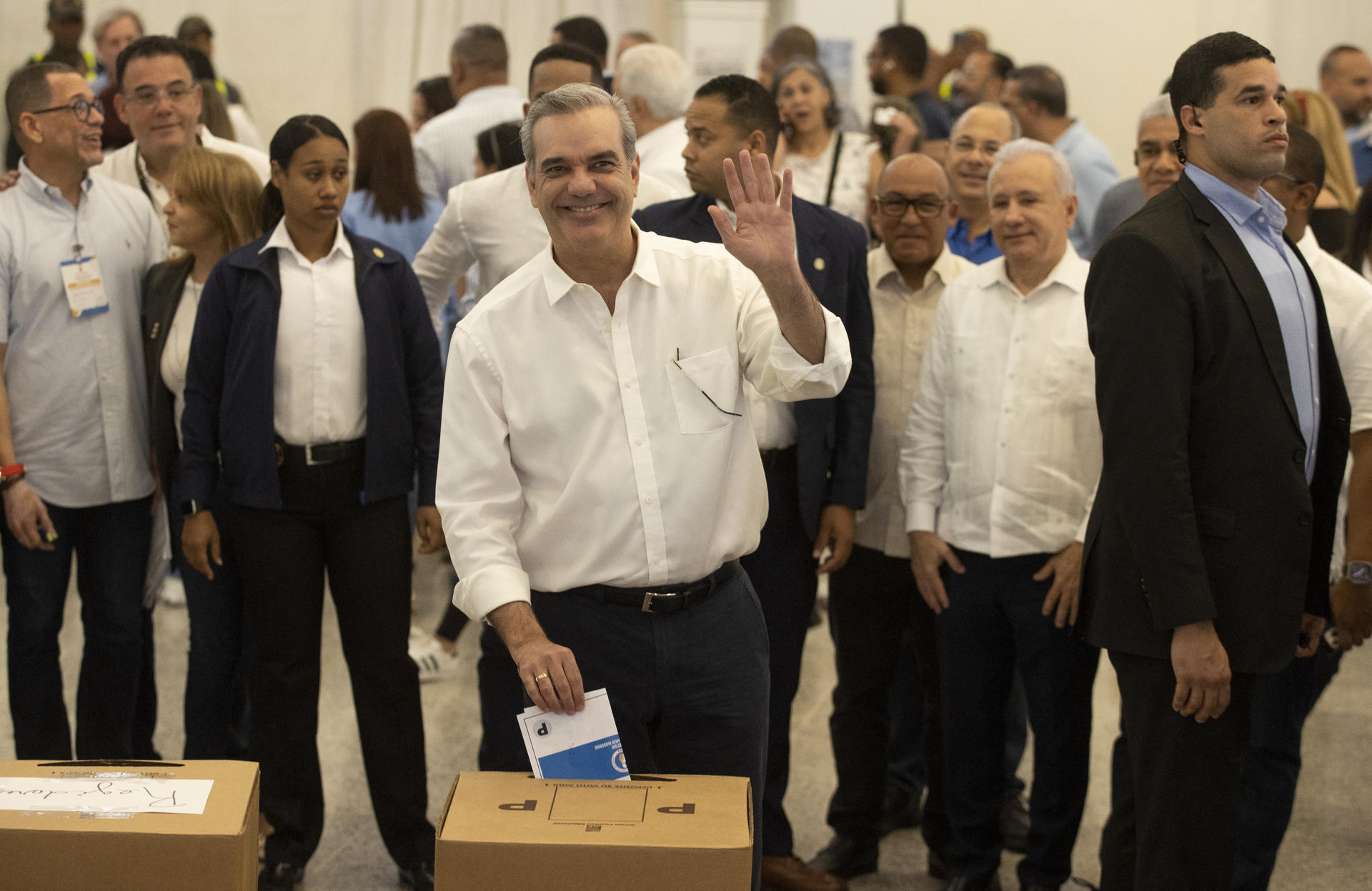 El presidente dominicano, Luis Abinader, vota en las elecciones primarias del Partido Revolucionario Moderno (PRM) hoy, en Santo Domingo (República Dominicana). EFE/ Orlando Barría