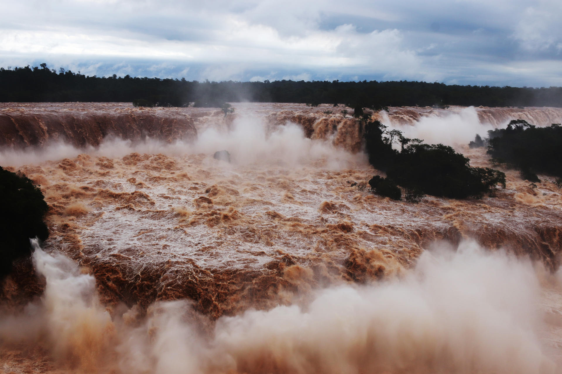 Fotografía que muestra las Cataratas del Iguazú hoy, ubicadas en la ciudad de Foz do Iguaçu, oeste de Paraná (Brasil). EFE/Christian Rizzi