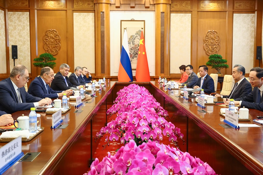 El ministro de Asuntos Exteriores ruso, Sergei Lavrov (2i), junto a su homólogo chino, Wang Yi (2d), durante su reunión en Beijing,