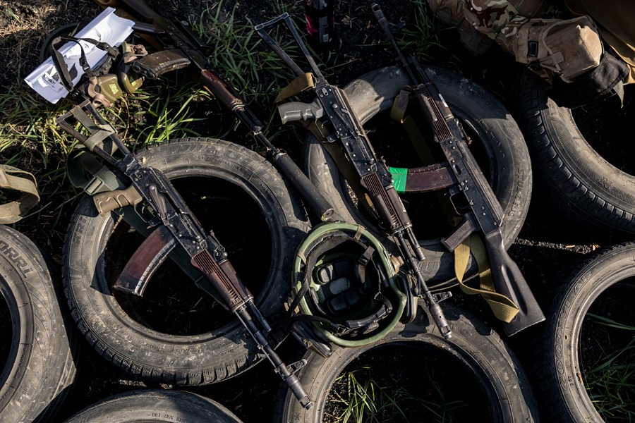 Rifles de asalto AK durante el entrenamiento militar de militares ucranianos