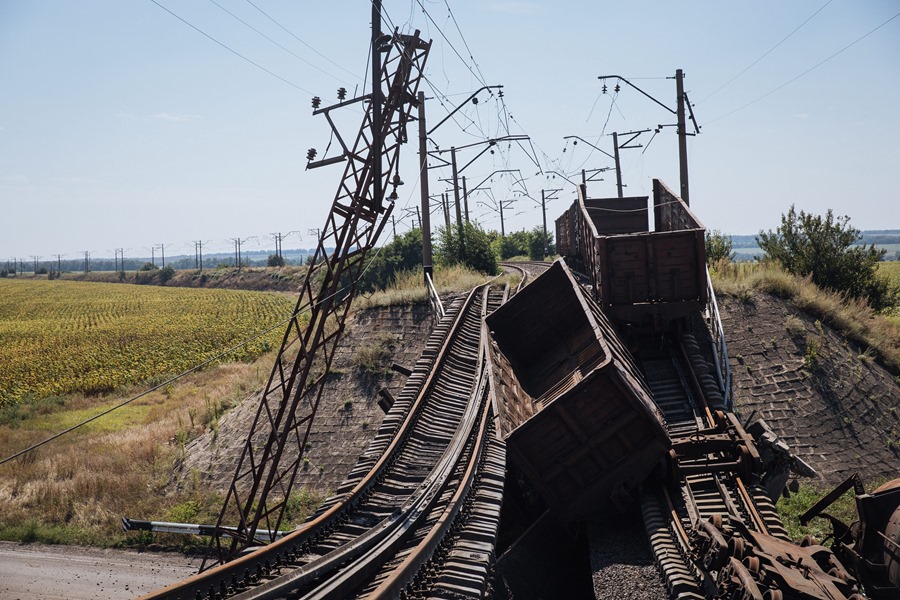 Vagones bloqueando unas vías del tren en Avdivka