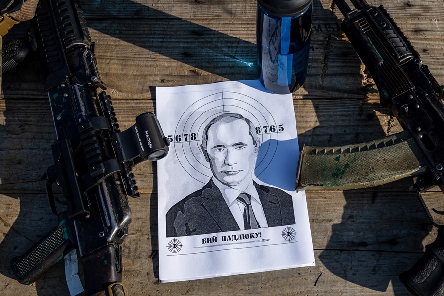 Vista de un objetivo de tiro que muestra a Vladimir Putin junto a rifles de militares ucranianos.