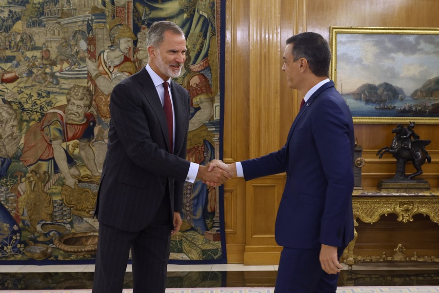 El rey Felipe VI (i) estrecha la mano al líder del PSOE y presidente del Gobierno en funciones, Pedro Sánchez, en la consulta de ayer.