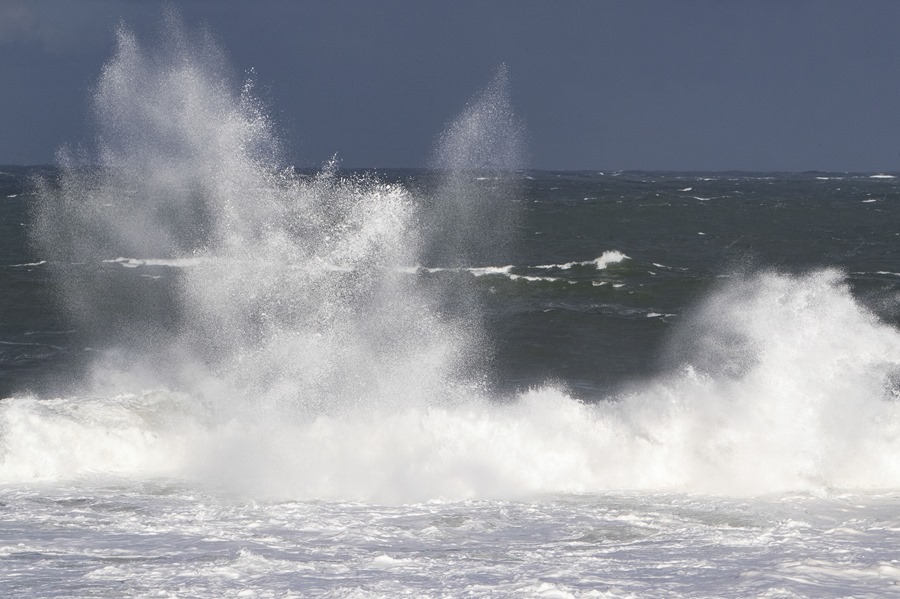 Costa de Santa María de Oia, en Vigo, azotada por el temporal de viento y mar en Galicia.