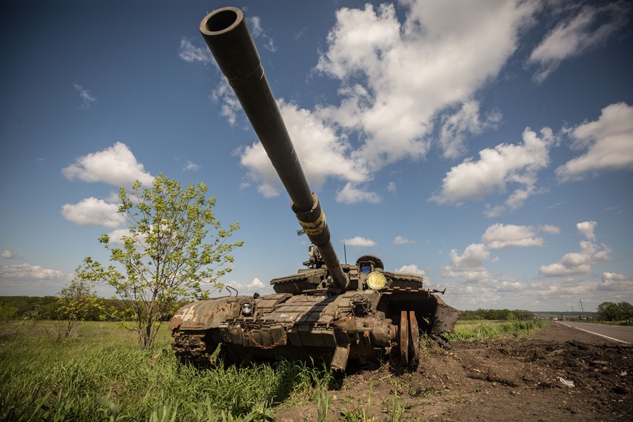Restos de un tanque en la región de Járkov (Ucrania).