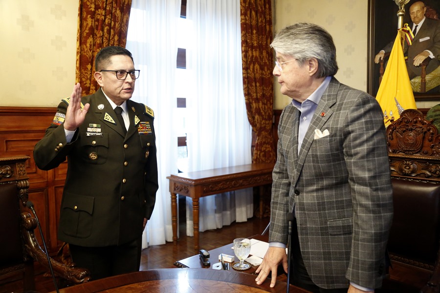 Guillermo Lasso (d) toma juramento del nuevo comandante general de la Policía, César Zapata