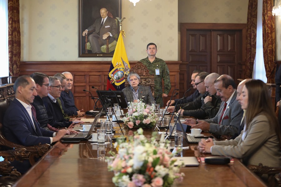 El presidente de Ecuador Guillermo Lasso (c)
