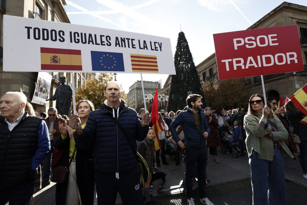 Detalle de algunos carteles de protesta en la concentración de Sociedad Civil Navarra.