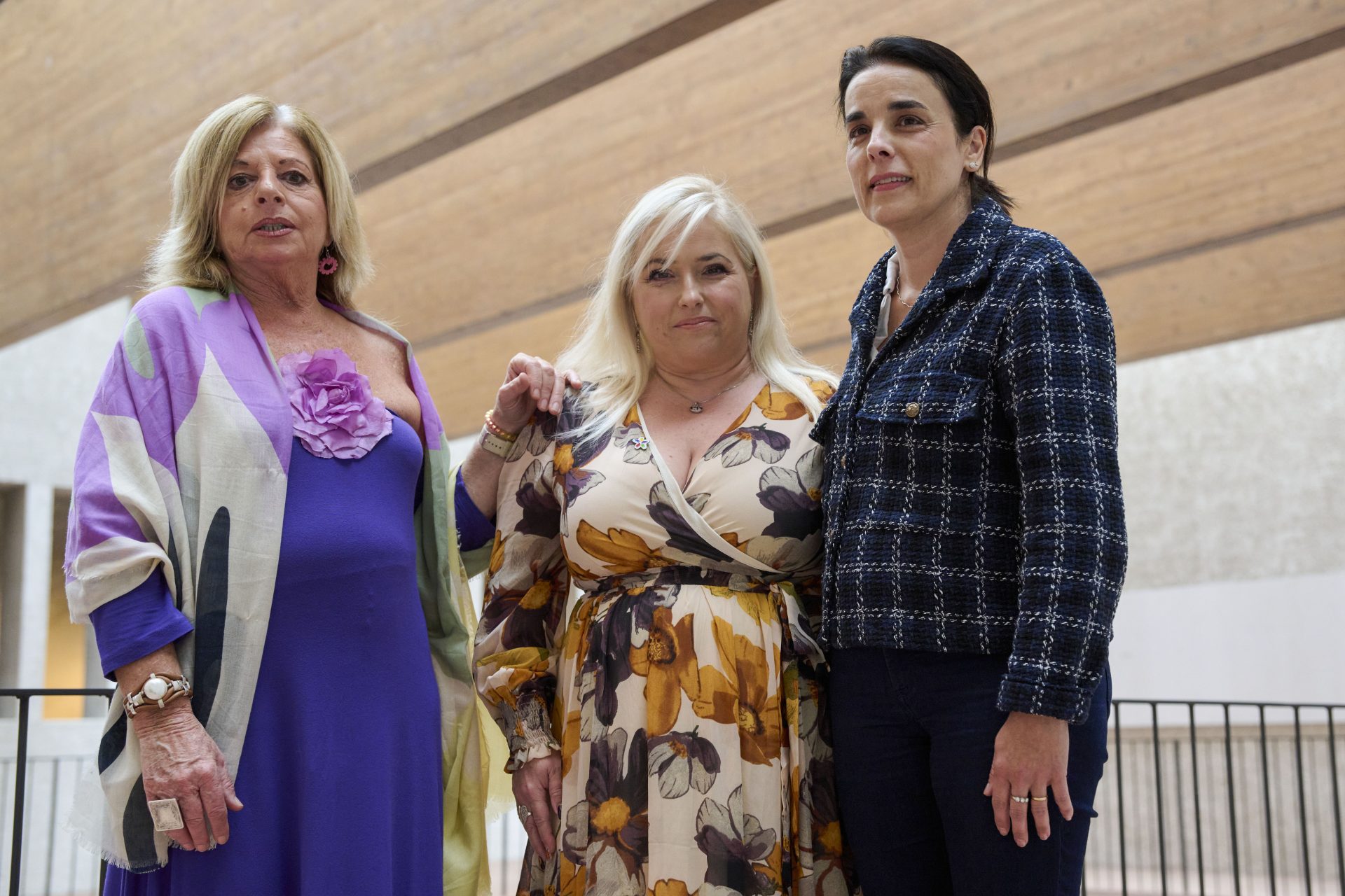 Imagen de las familiares de víctimas de ETA Consuelo Ordóñez (i), Marta Buesa (d) y Nerea Barrios (c), durante la jornada anual de Covite en Pamplona.