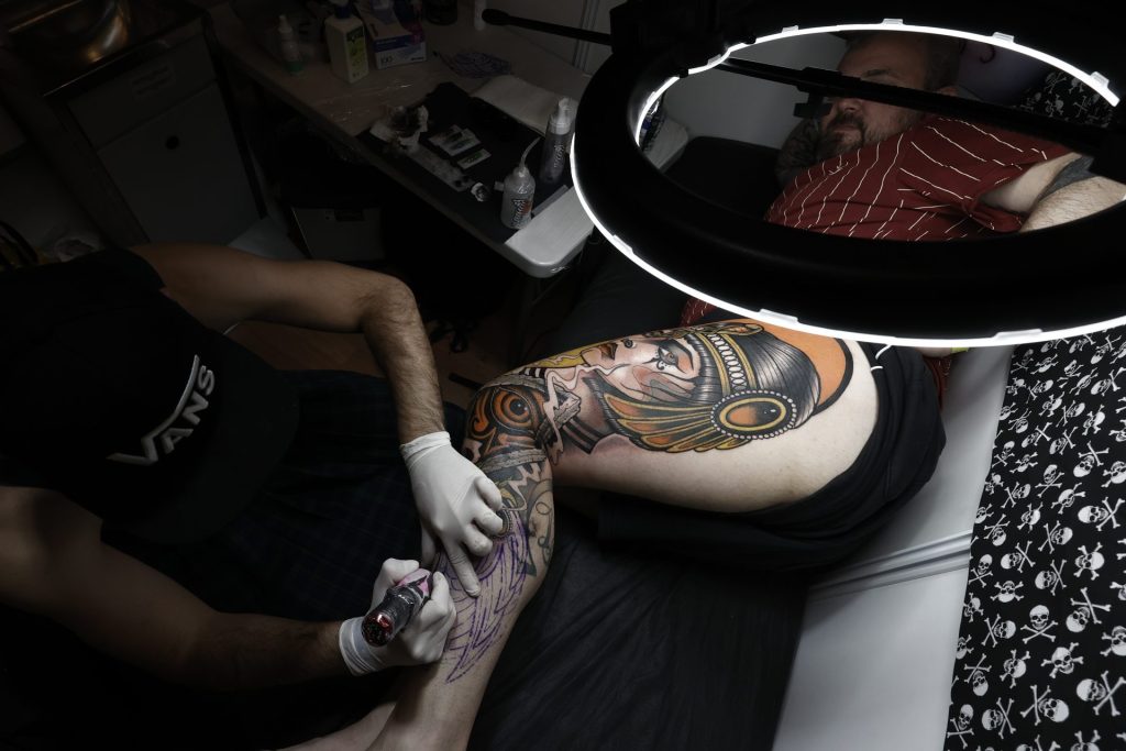magen del trabajo de uno de los tatuadores y su cliente en la V Pamplona Tatoo Expo