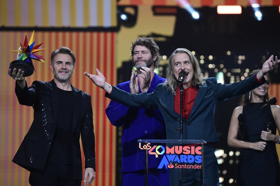 Los integrantes del grupo británico Take That tras recibir el premio "Golden Music" durante la gala de entrega de los 40 Music Awards Santander.
