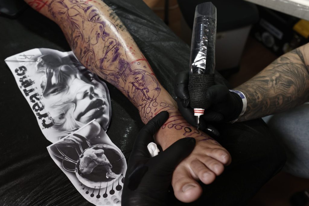 Imagen del trabajo de uno de los tatuadores y su cliente en la V Pamplona Tatoo Expo
