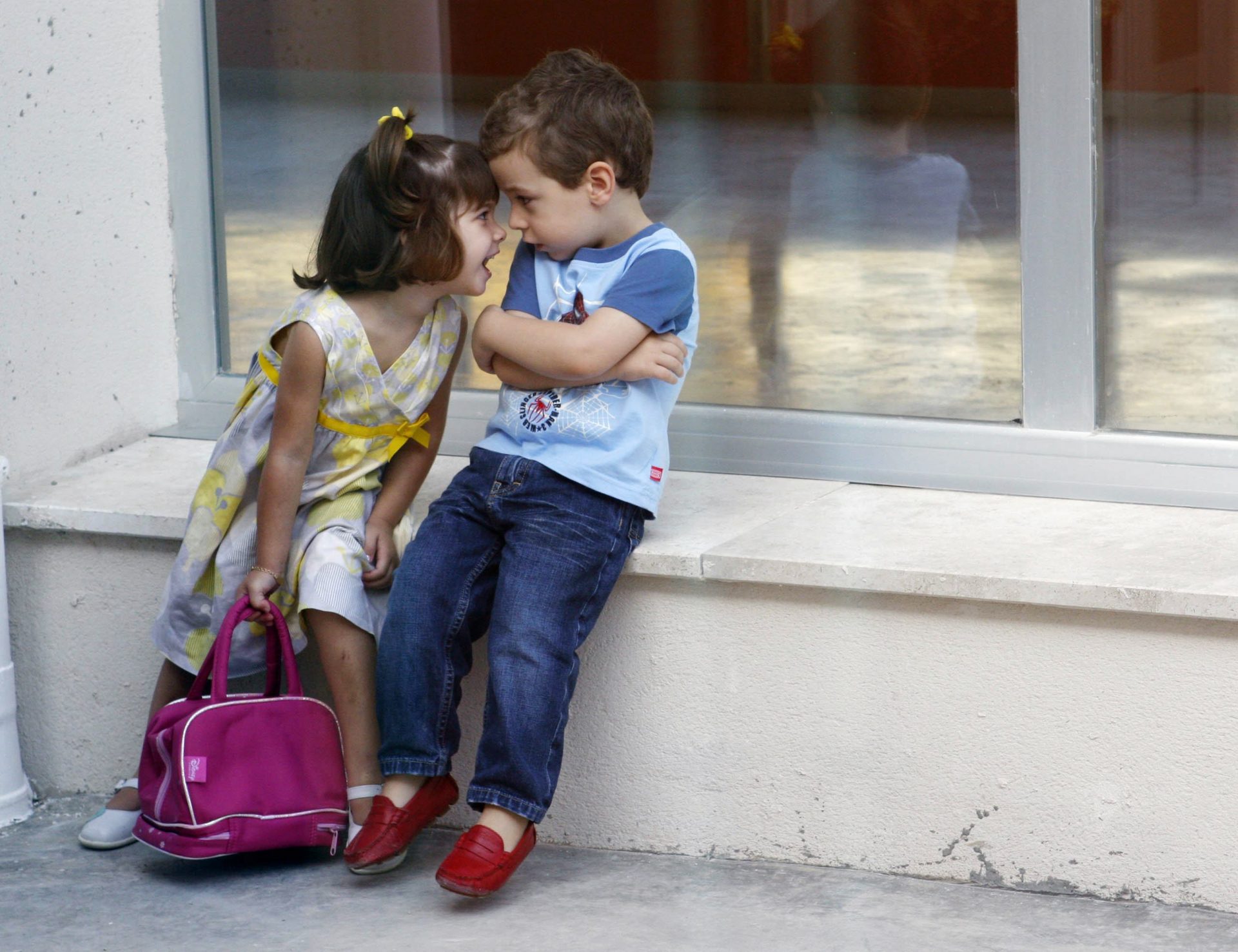 Imagen de dos niños en el patio del colegio.