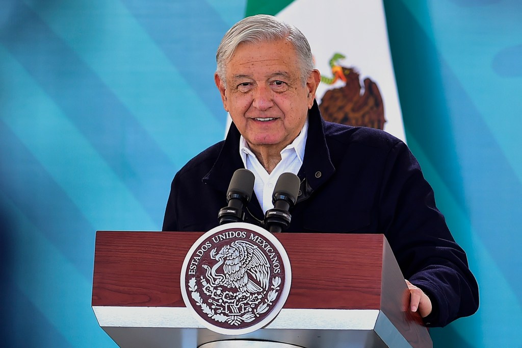 Fotografía cedida por la Presidencia de México del mandatario mexicano, Andrés Manuel López Obrador, durante una rueda de prensa en Cajeme (México). EFE/ Presidencia De México