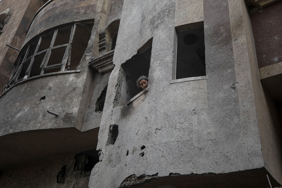 Una niña mira desde un edificio dañado tras los ataques aéreos israelíes en la ciudad de Rafah, en el sur de la Franja de Gaza, este lunes. 