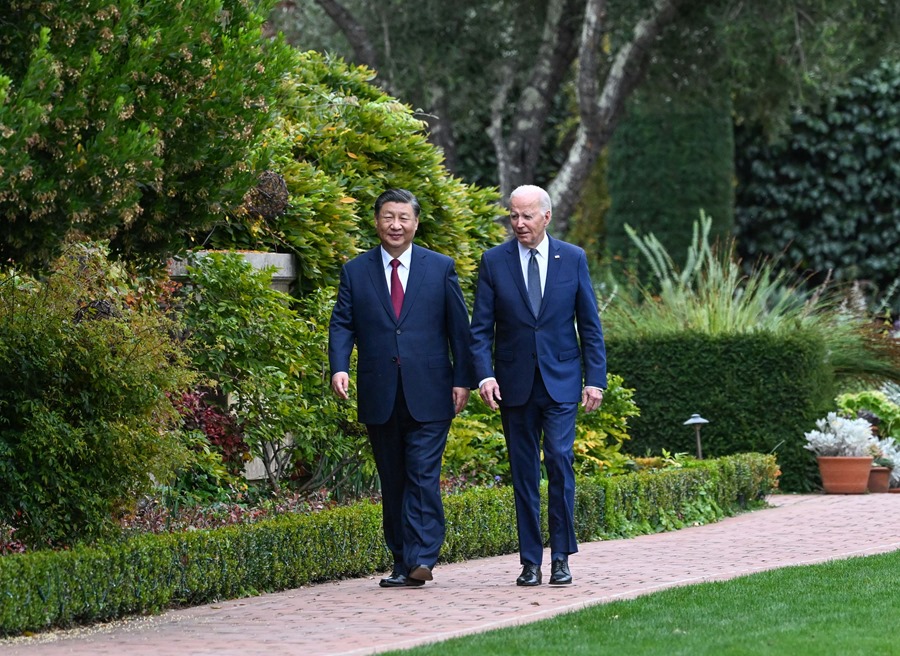 El presidente de EEUU, Joe Biden (d) y su homólogo chino, Xi Jinping, dando un paseo por los jardines de la mansión "Filoli", cerca de San Francisco, durante su encuentro el miércoles. 