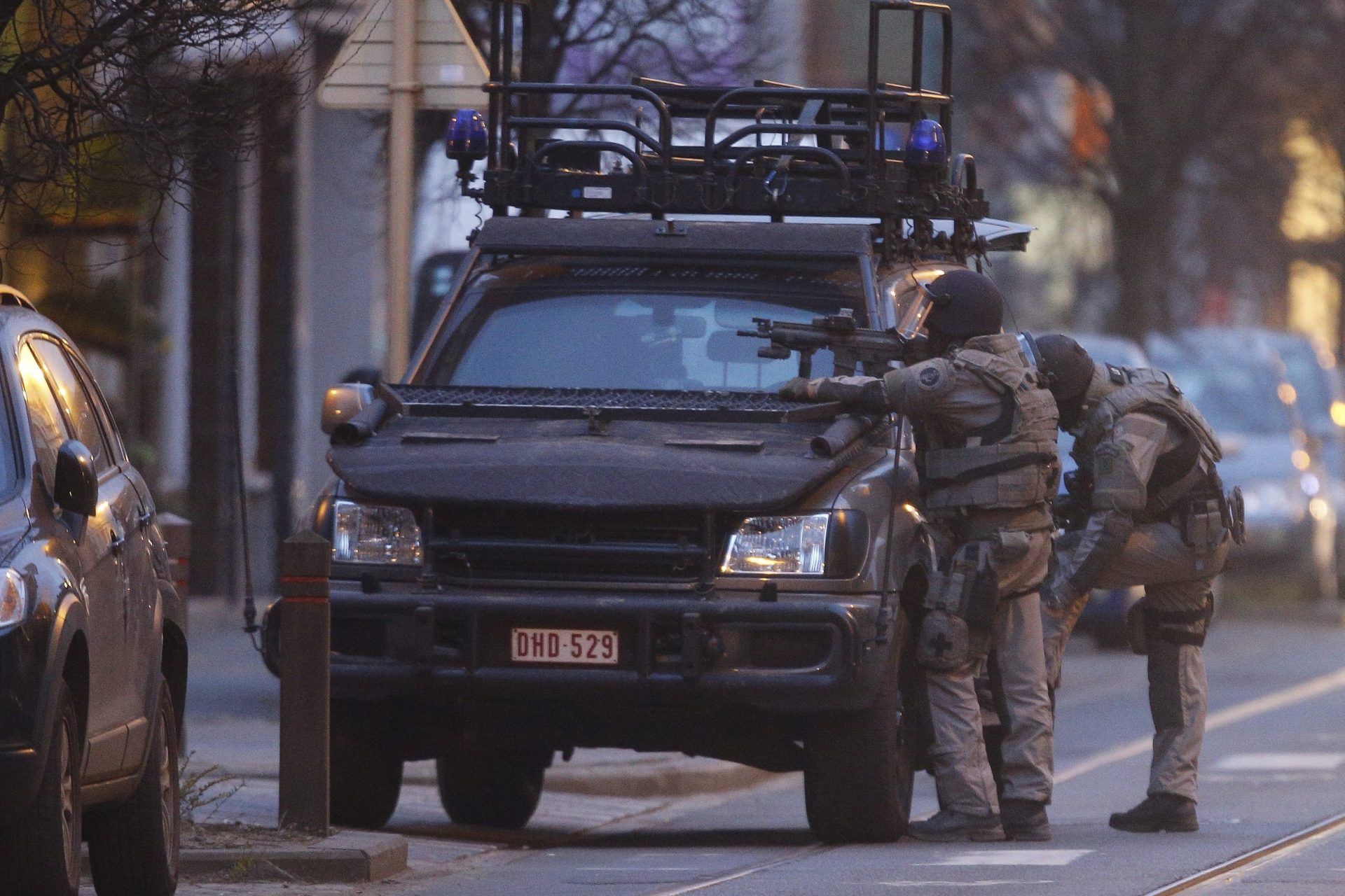Agentes de seguridad toman posiciones durante una operación policial en Bruselas, Bélgica.