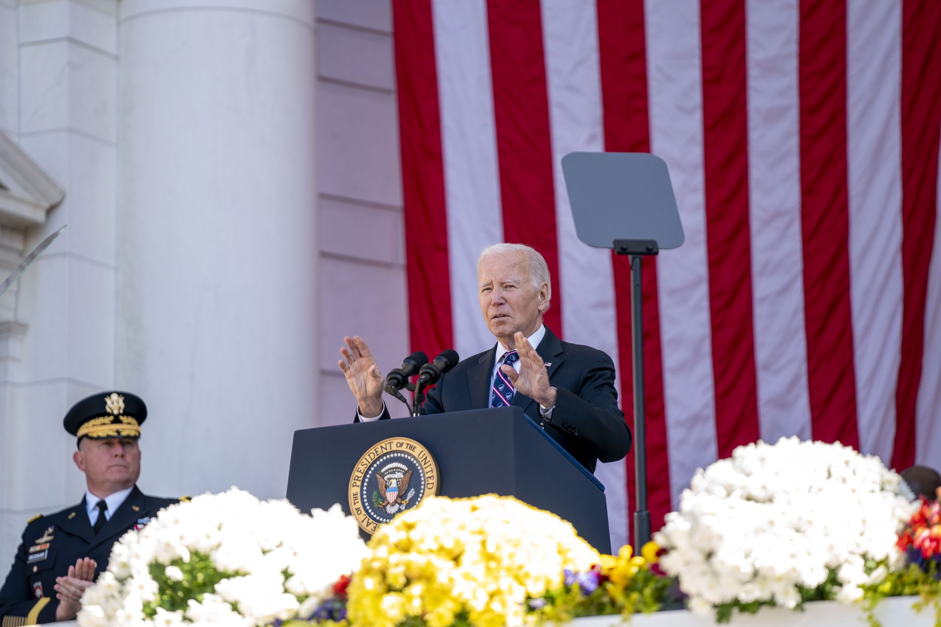 El presidente de EE.UU., Joe Biden (i), ofrece un discurso con motivo del Día de los Veteranos, este 11 de noviembre de 2023 en Arlington, Virginia. EFE/ Bonnie Cash/Pool