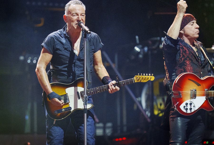 Bruce Springsteen (i) y el guitarrista Steven van Zandt, durante un concierto.