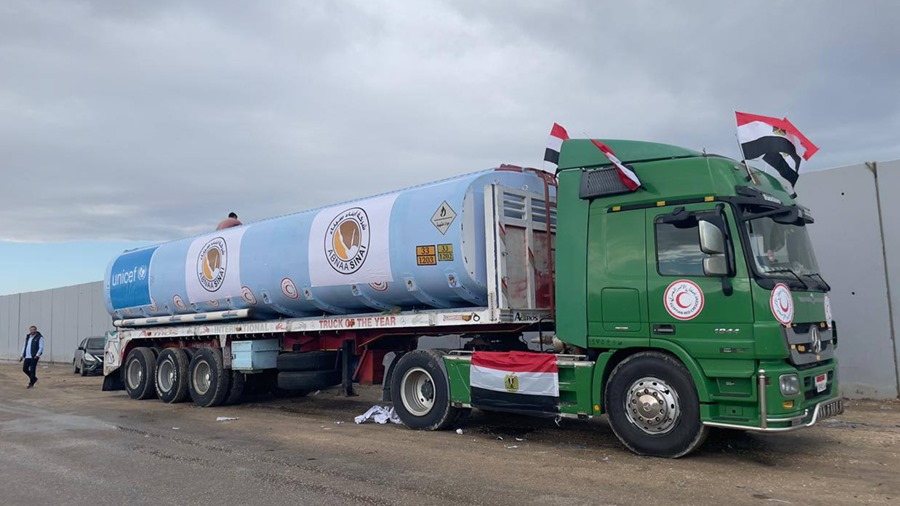 Un camión egipcio cargado de combustible espera para entrar en Gaza en el cruce fronterizo de Rafah