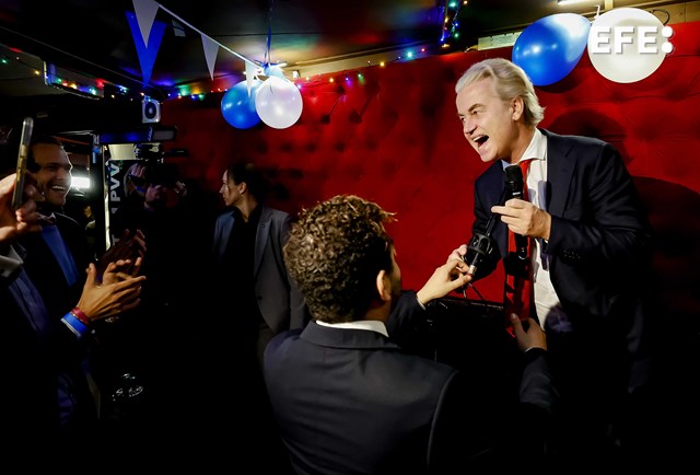El líder del PVV, Geert Wilders (R), responde a los resultados de las elecciones a la Cámara de Representantes en Scheveningen