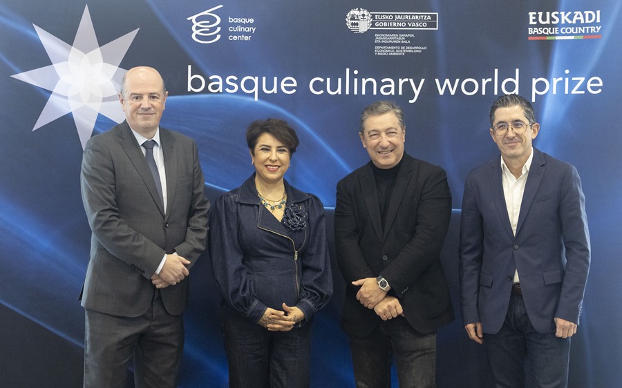 La cocinera turca Ebru Baybara, ganadora del Basque Culinary World Prize 2023, junto al director del premio Basque Culinary Center, Jose Mari Aizega (d), el consejero vasco de Agricultura, Bittor Oroz (i), y el cocinero Joan Roca.