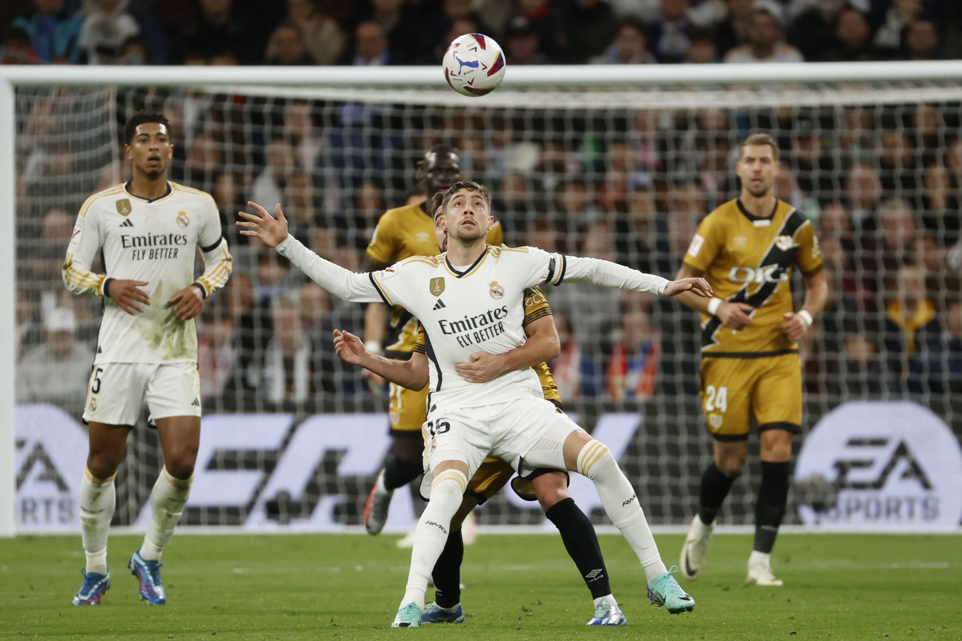 El centrocampista uruguayo del Real Madrid Fede Valverde (c) pugna por un balón en el último partido disputado ante el Braga portugués, en la Liga de Campeones.