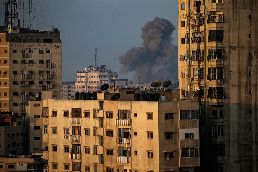 Columnas de humo sobre edificios de viviendas en Gaza, durante los combates entre Hamás y tropas isreaelíes