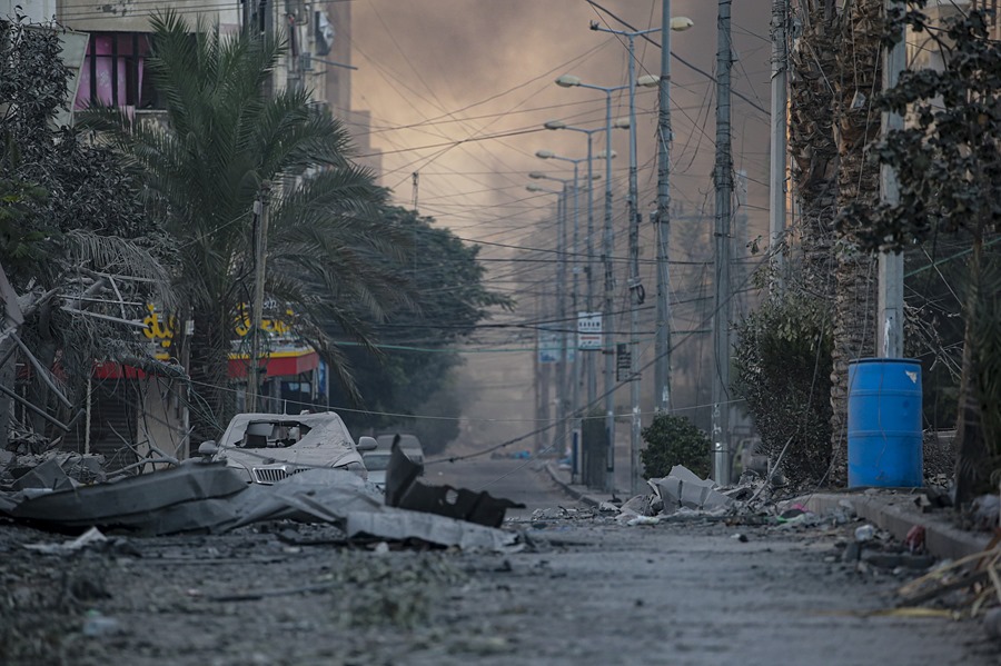 Escombros en una calle tras los ataques aéreos israelíes en el norte de la Franja de Gaza