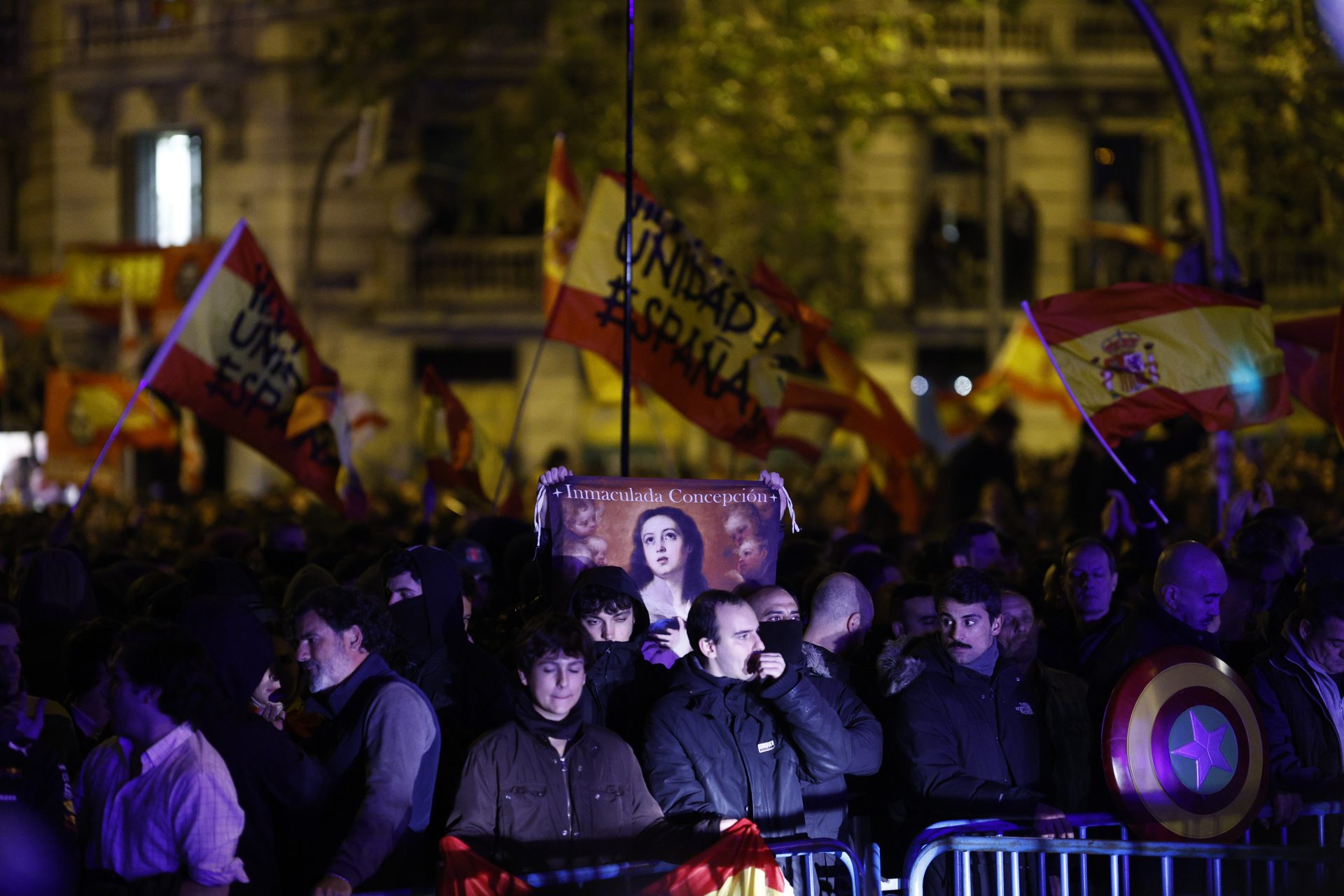 Varias personas muestran pancartas y banderas durante una nueva manifestación convocada contra la amnistía este jueves, en la calle Ferraz, en Madrid, donde se encuentra la sede del PSOE.