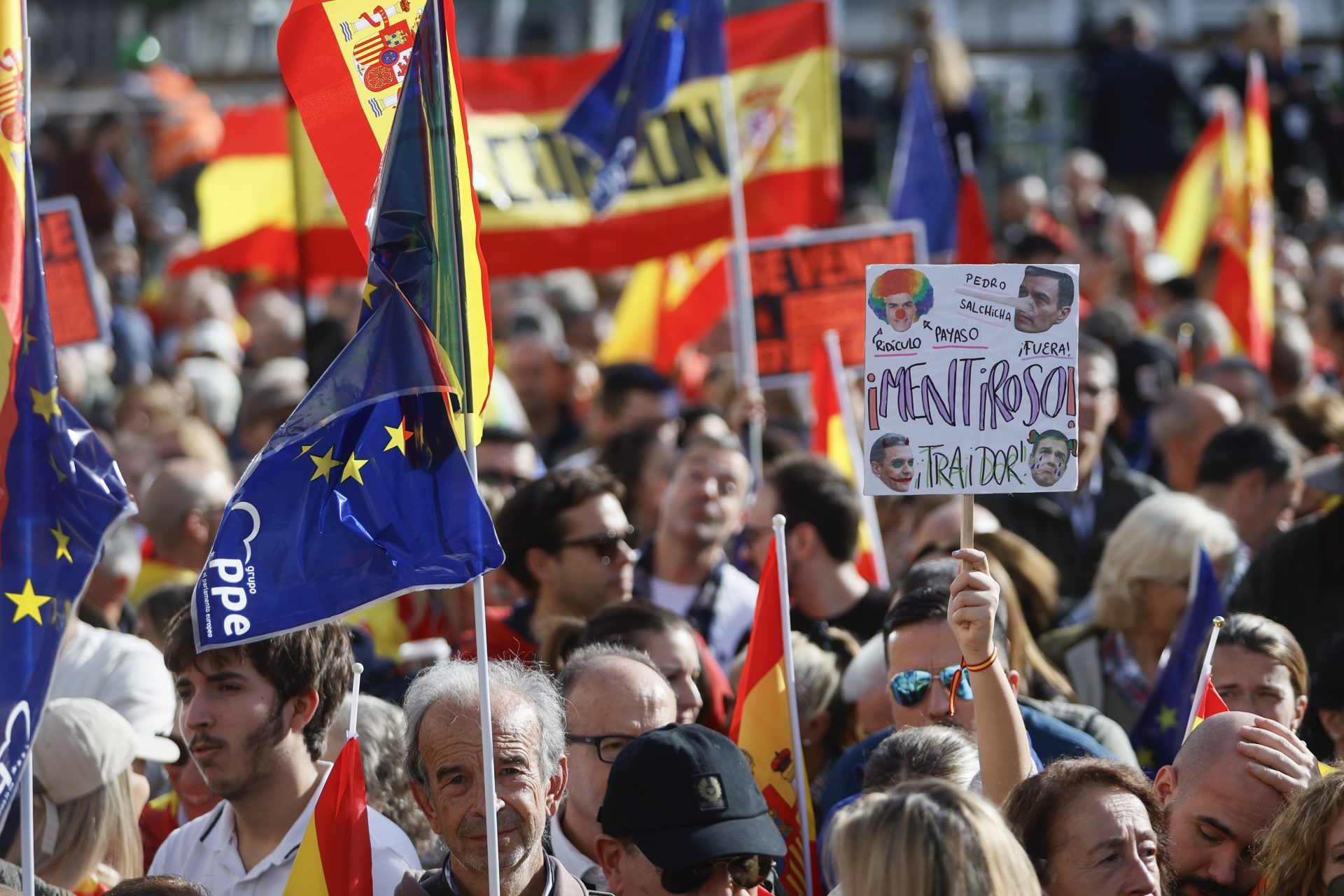 Decenas de personas se manifiestan contra la amnistía en la Puerta del Sol en Madrid.