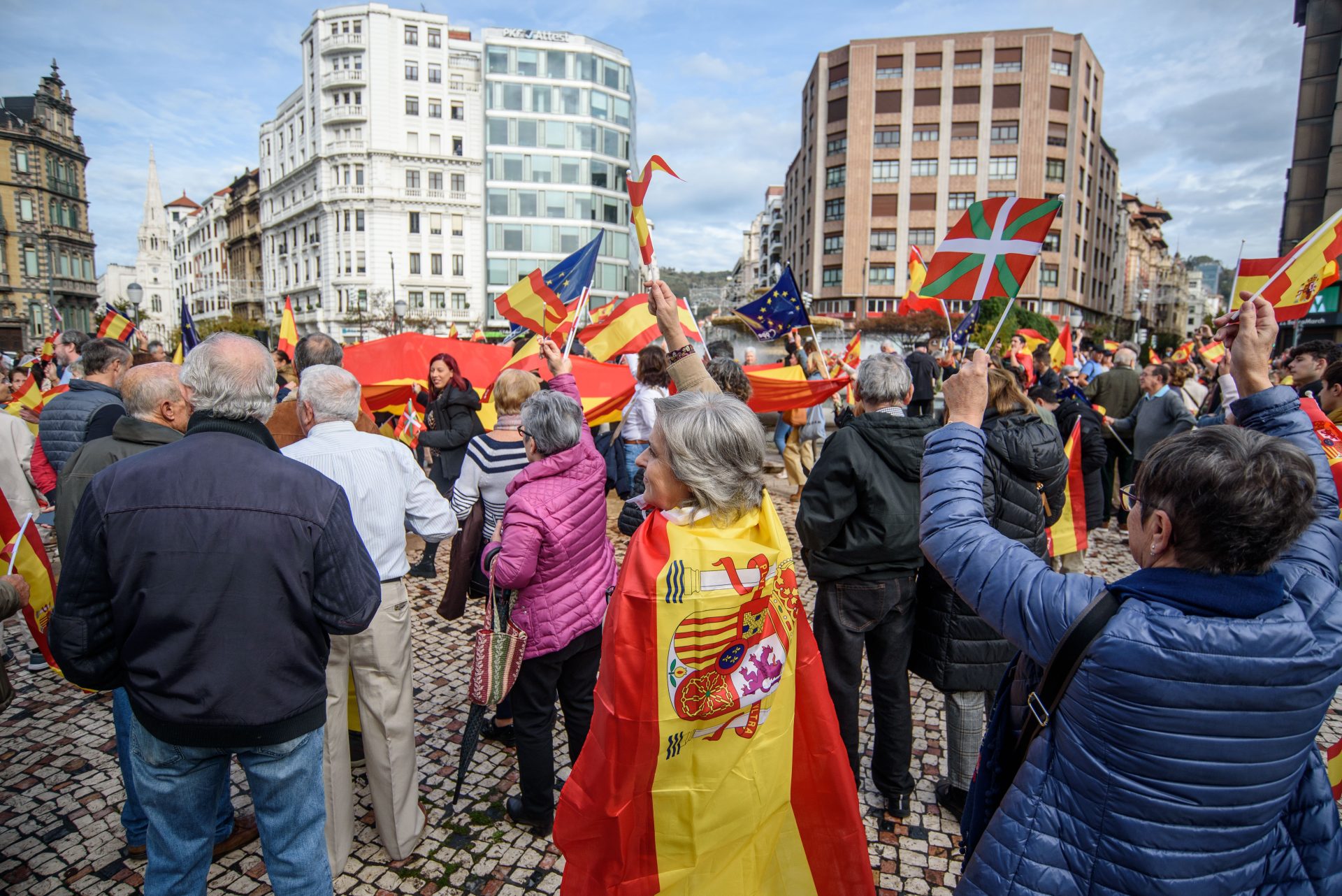 Manifestantes convocados por el PP vasco contra la amnistía. EFE/Javier Zorrilla