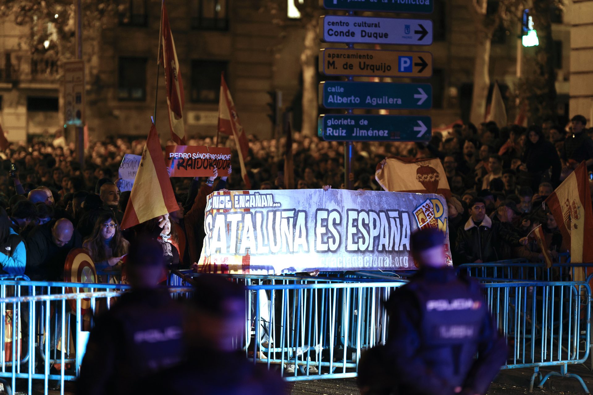 Asistentes a la concentración en contra de la amnistía celebrada este domingo en las inmediaciones de la sede del PSOE en Ferraz, Madrid.