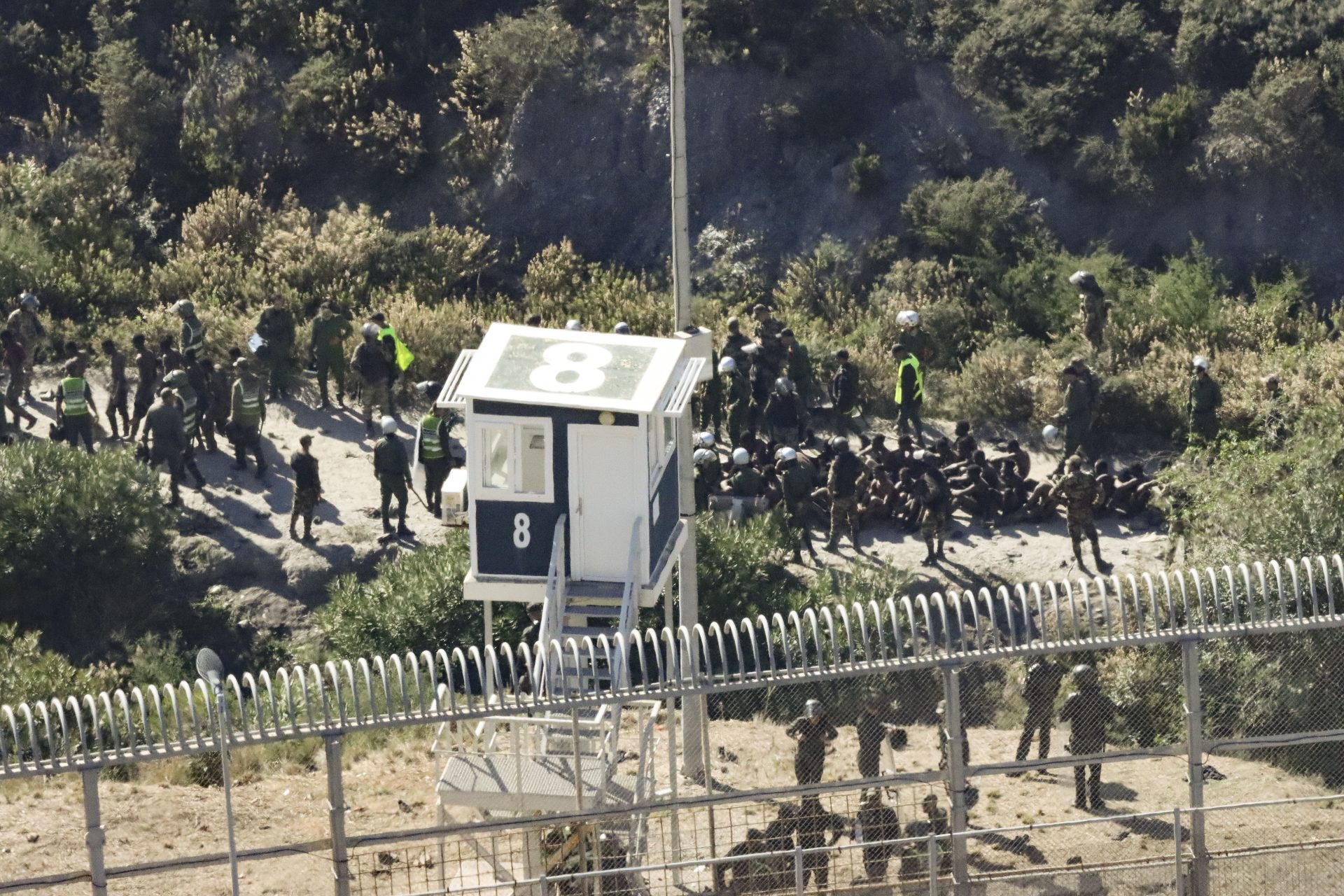 Inmigrantes subsaharianos en el entorno de la frontera con Ceuta.