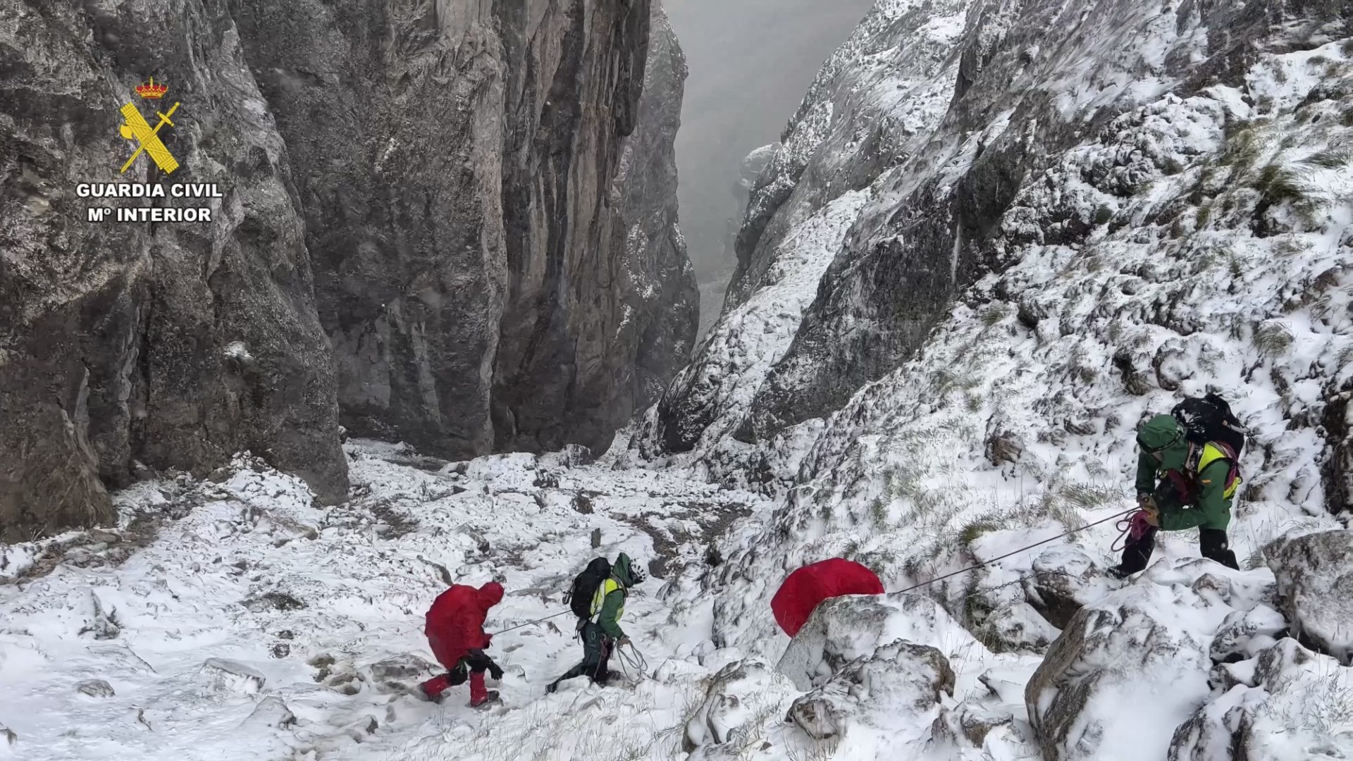 La Guardia Civil ha rescatado a dos montañeros, un padre y su hijo menor de edad, que quedaron atrapados en mitad de un temporal de nieve y fuerte ventisca en la canal de la Jenduda, en los Picos de Europa, este viernes. EFE/ Guardia Civil