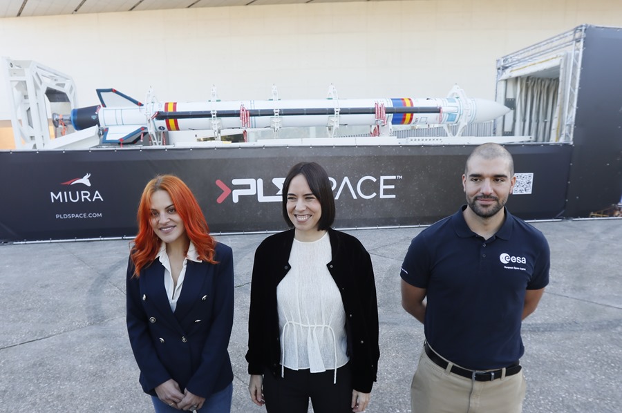 Los astronautas Sara García y Pablo Álvarez, junto a la ministra de Ciencia e Innovación en funciones, Diana Morant (c), en la presentación de la Semana del Espacio en el Palacio de Congresos (FIBES) 