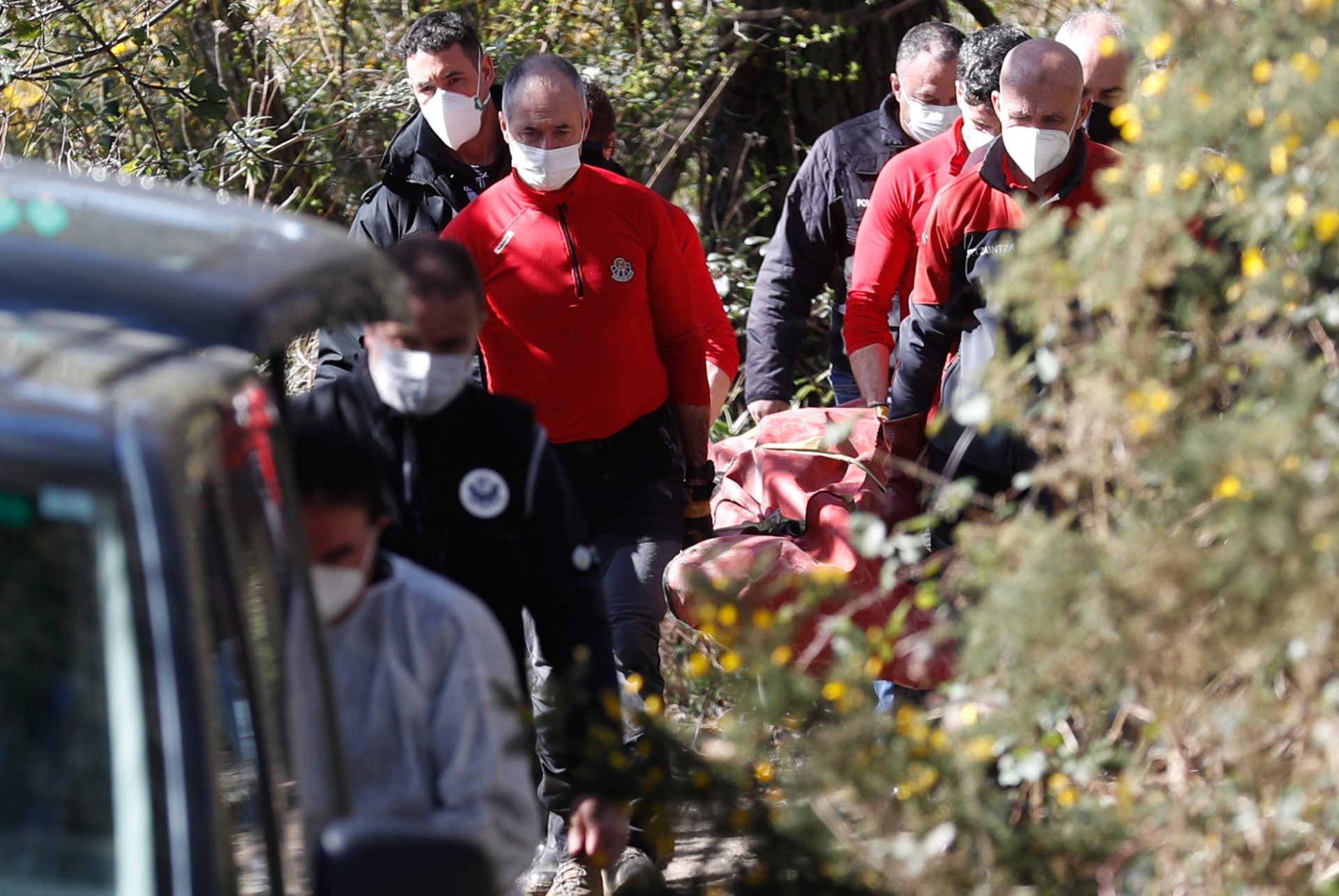 Imagen de archivo del momento de la recuperación del cadáver del hombre hallado muerto en el monte Andatza de Usurbil (Gipuzkoa). EFE/Juan Herrero