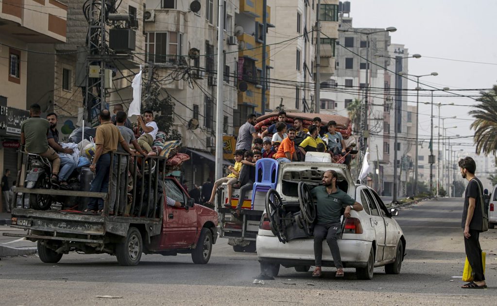 Vista de personas que salen de Gaza hacia el norte, el 2 de noviembre de 2023. EFE/ Mohammed Saber