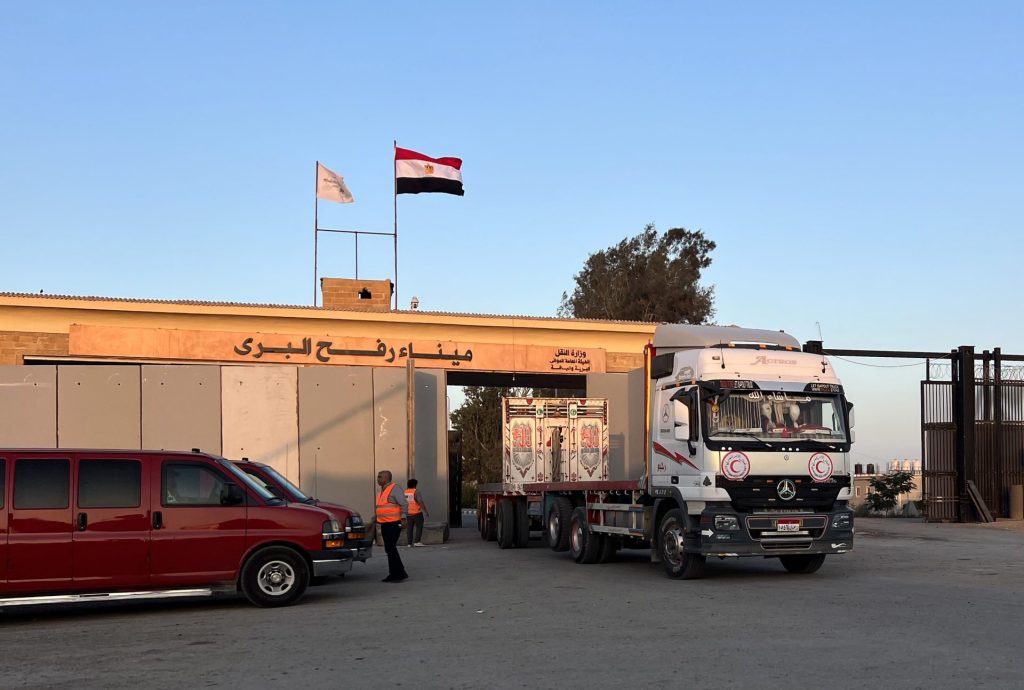 Vista de un camión con ayuda para la Franja de Gaza que busca pasar desde Egipto por el cruce de Rafah, el 4 de noviembre de 2023. EFE/ Str