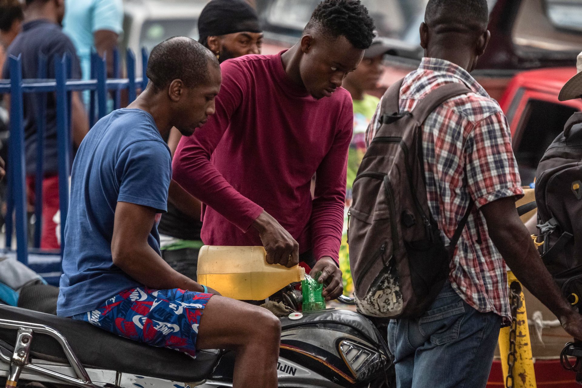 Personas luchan por conseguir un poco de combustible en las estaciones de servicio, el 17 de noviembre del 2023, en Puerto Príncipe (Haití). EFE/ Johnson Sabin