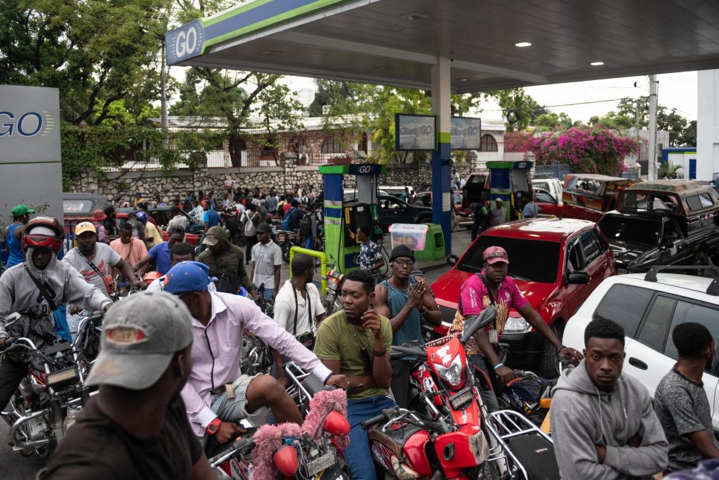 Personas luchan por conseguir un poco de combustible en las estaciones de servicio, el 17 de noviembre del 2023, en Puerto Príncipe (Haití). EFE/ Johnson Sabin