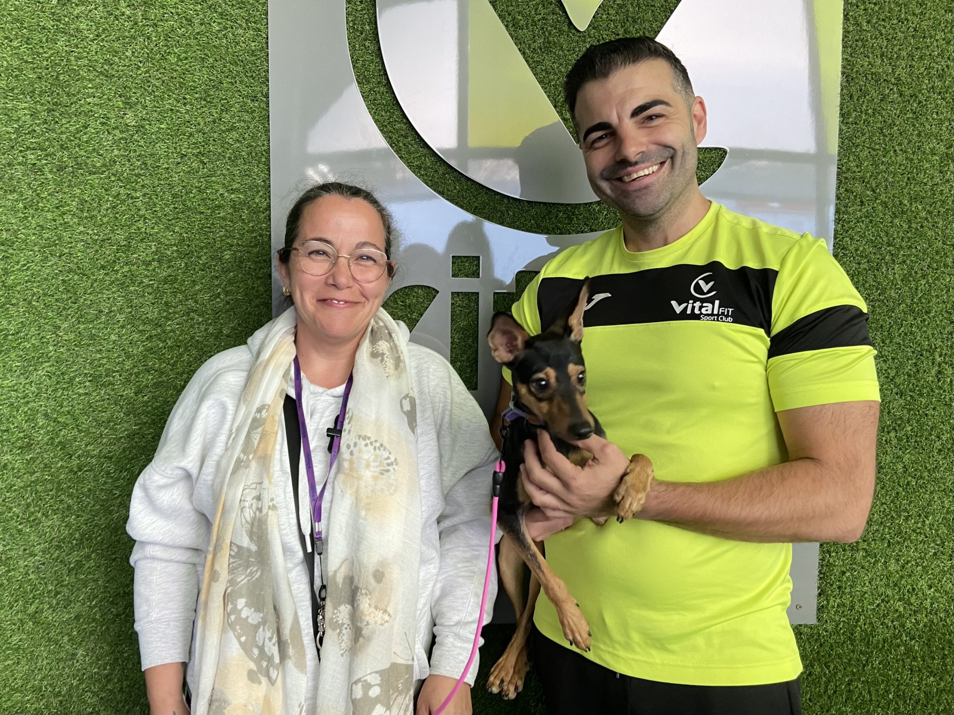 Javier Diestre, gerente de un gimnasio de Villafranca de los Barros sostiene el primer perro adoptado en en la iniciativa que regala un año gratis de gimnasio. EFE/Ana Picón