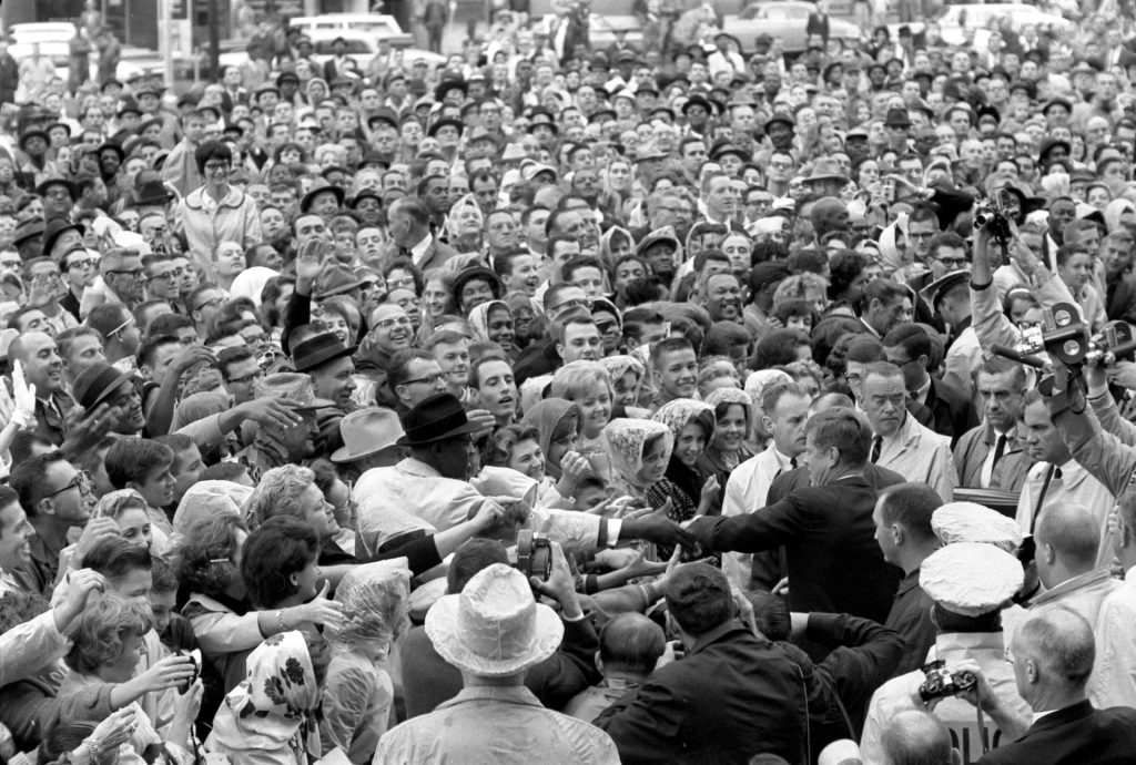 Fotografía cedida hoy por la Biblioteca y Museo Presidencial de John F. Kennedy donde aparece el mandatario (c-d) mientras saluda a la multitud antes del inicio de un mitin, el 22 de noviembre de 1963 en el estacionamiento del Hotel Texas en Fort Worth, Texas (EE.UU). EFE/ Biblioteca y Museo Presidencial de John F. Kennedy /Cecil Stoughton