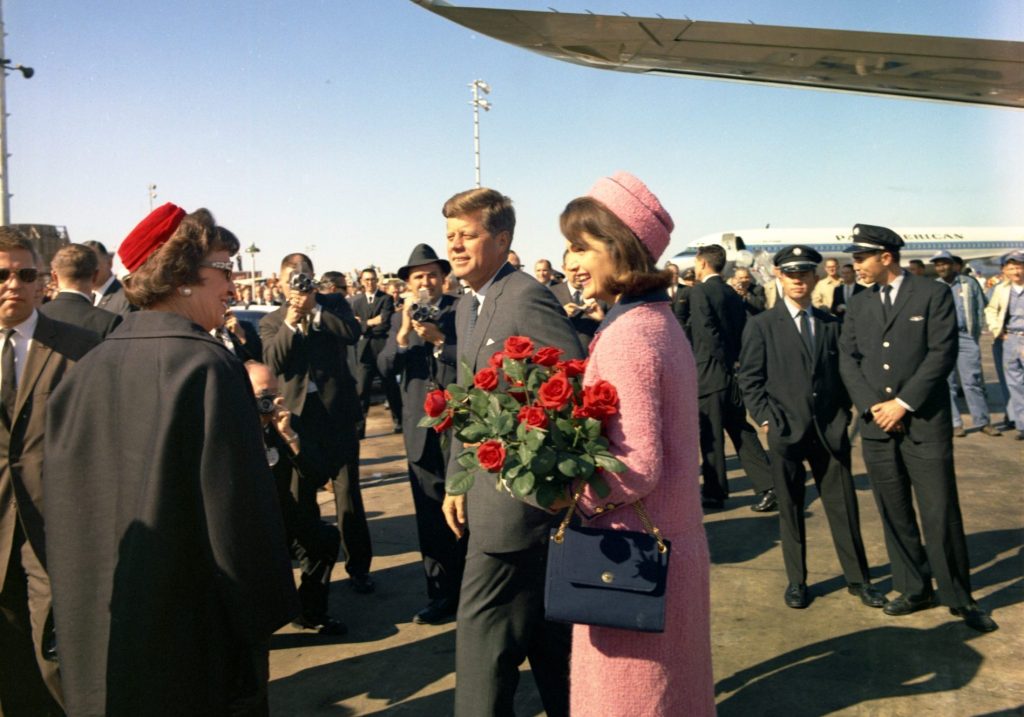 Fotografía cedida hoy por la Biblioteca y Museo Presidencial de John F. Kennedy donde aparece el presidente Kennedy y su esposa, la primera dama Jacqueline B. Kennedy, a su llegada el 22 de noviembre de 1963 al aeropuerto local de Love Field en Dallas, Texas (EE.UU). EFE/ Biblioteca y Museo Presidencial de John F. Kennedy /Cecil Stoughton