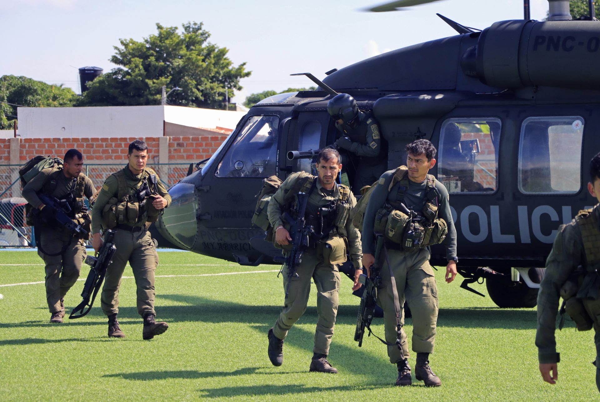 Policías y militares llegan en helicópteros Black Hawk provenientes de la serranía del Perijá donde se presume que fue llevado Luis Manuel Díaz, hoy, en Barrancas (Colombia). EFE/ Ricardo Maldonado Rozo