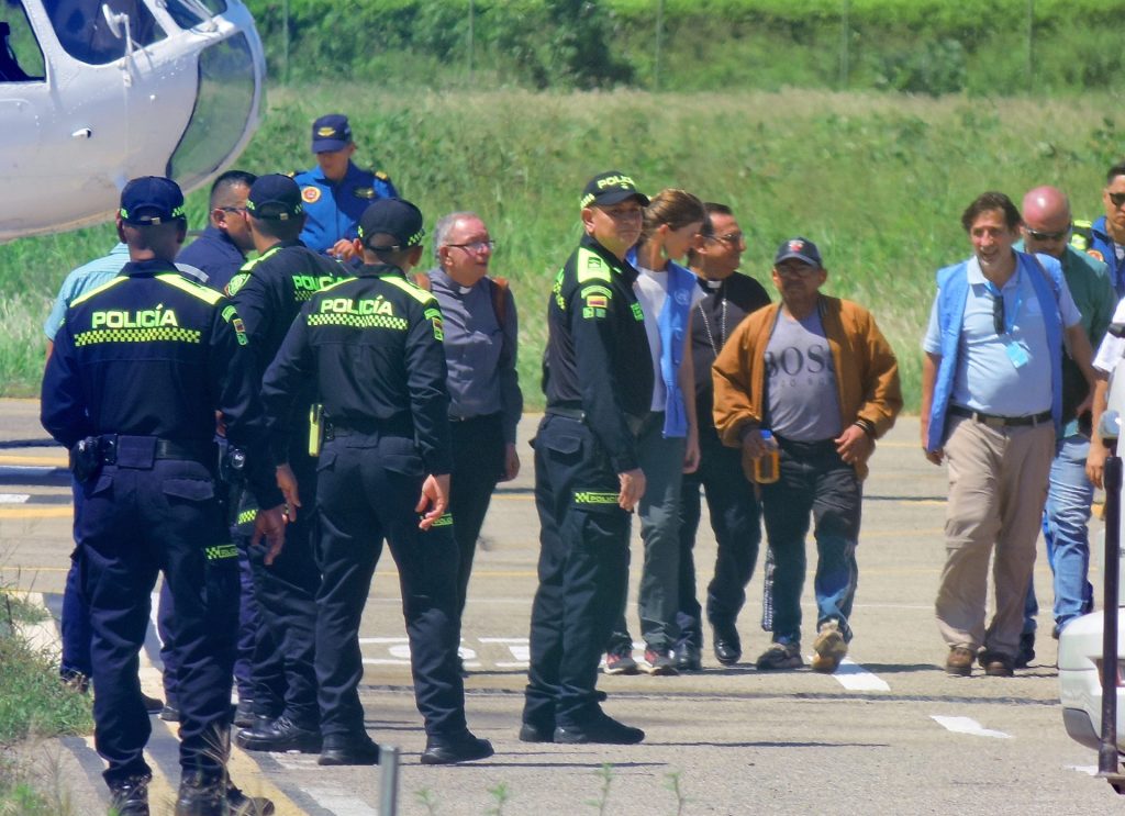 Fotografía que muestra a Luis Manuel Díaz (2-d), padre del futbolista Luis Díaz, del Liverpool, dejado en libertad hoy después de doce días secuestrado por la guerrilla del Ejército de Liberación Nacional (ELN) en Valledupar (Colombia). EFE/ Adamis Guerra