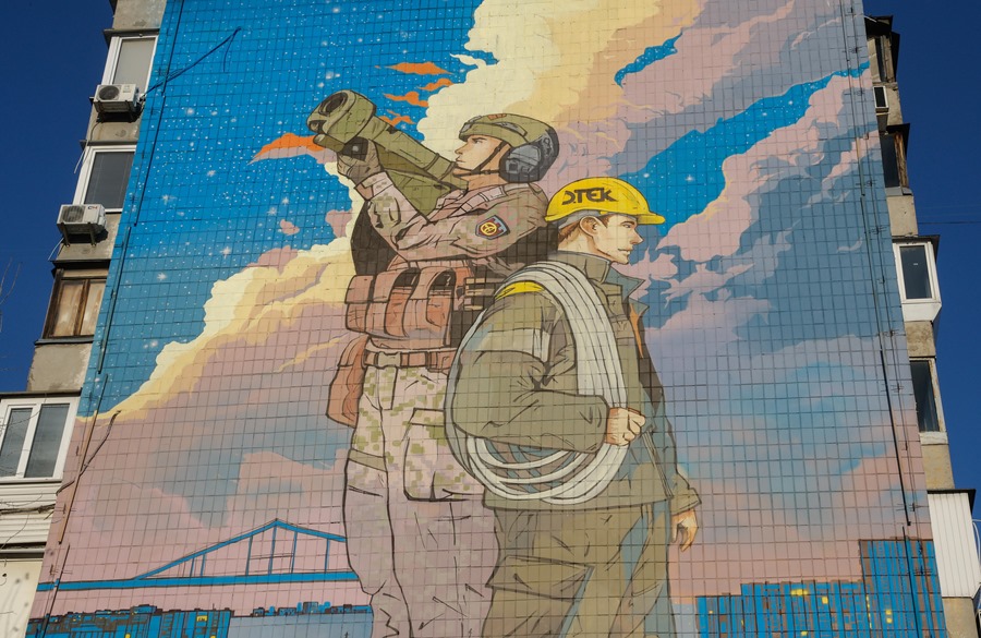Mural dedicado a las fuerzas de defensa aérea y a los trabajadores de la energía de Ucrania en Kiev.